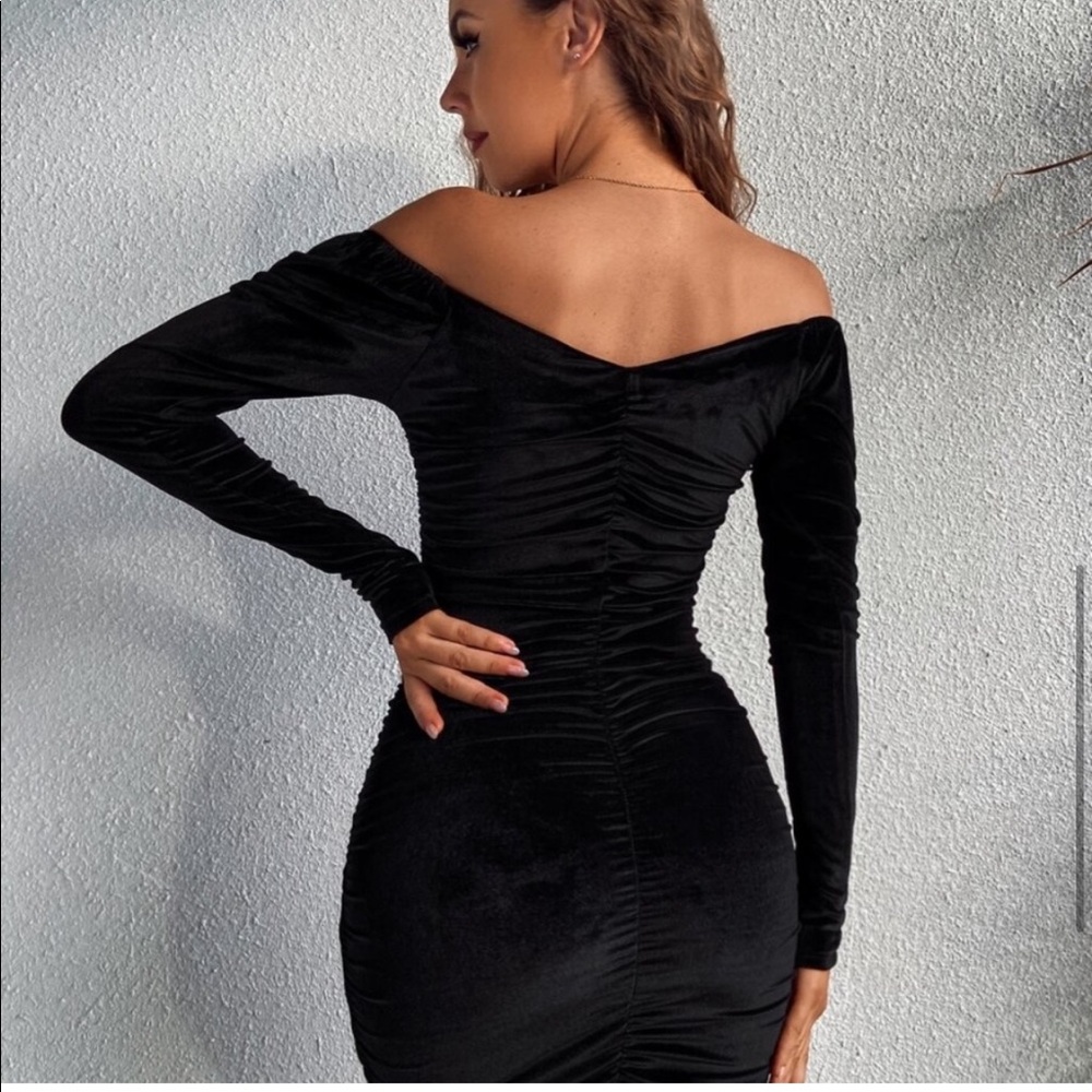 Black Lush Velvet Fitted Sweetheart Dress - Picture 7 of 8